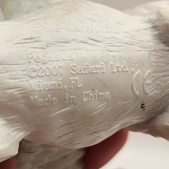 Mythical Realms Pegasus Toy Figure Safari Ltd. Horse w Wings - Picture 6 of 7